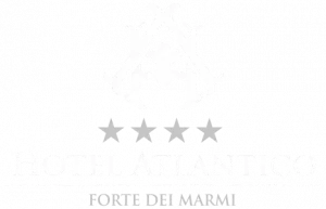 Logo bianco 2024 Hotel Atlantico Forte dei Marmi